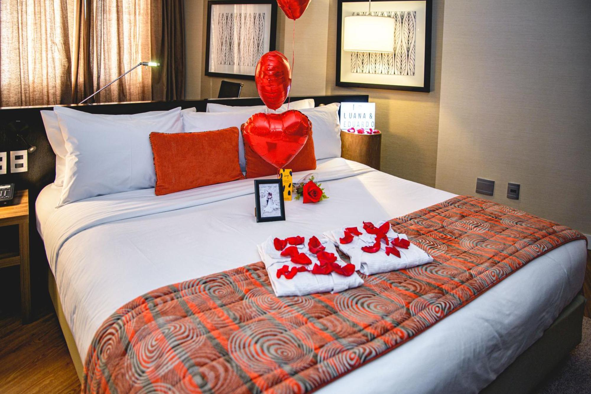 Radisson Alphaville Barueri Exterior foto A bedroom decorated for Valentine's Day