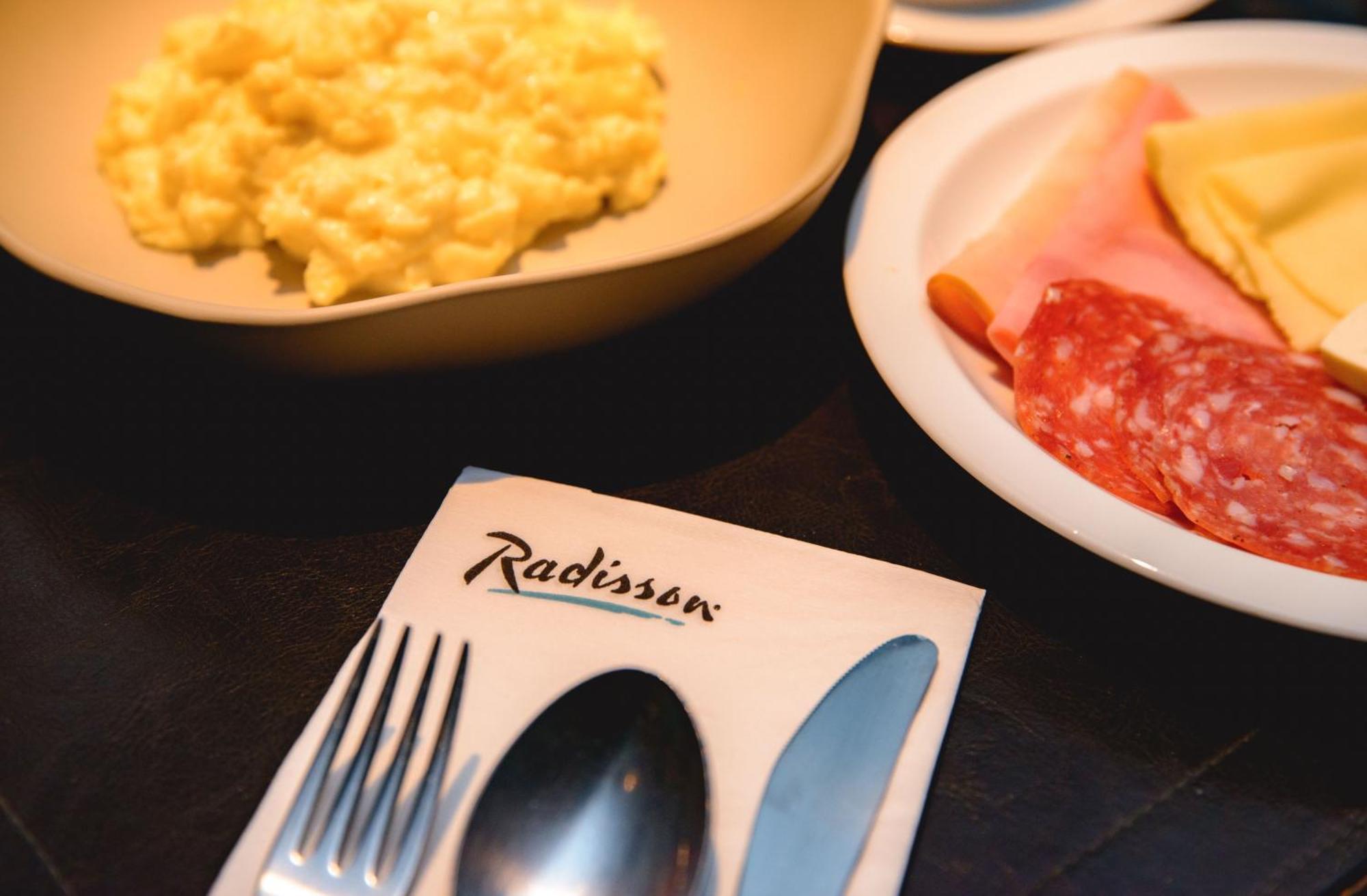 Radisson Alphaville Barueri Exterior foto A Radisson hotel breakfast