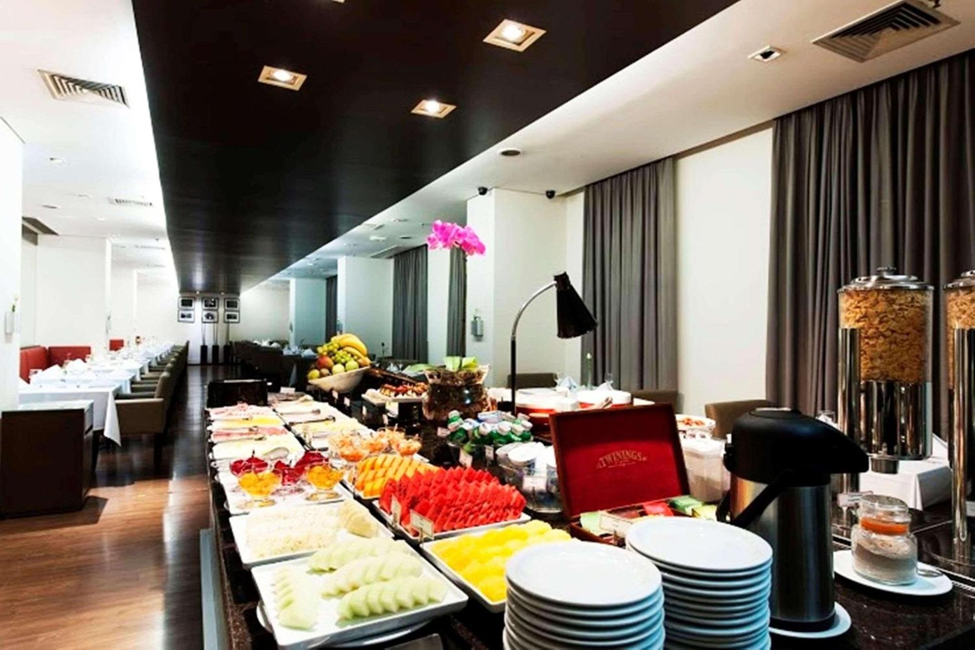 Radisson Alphaville Barueri Exterior foto A buffet at a hotel