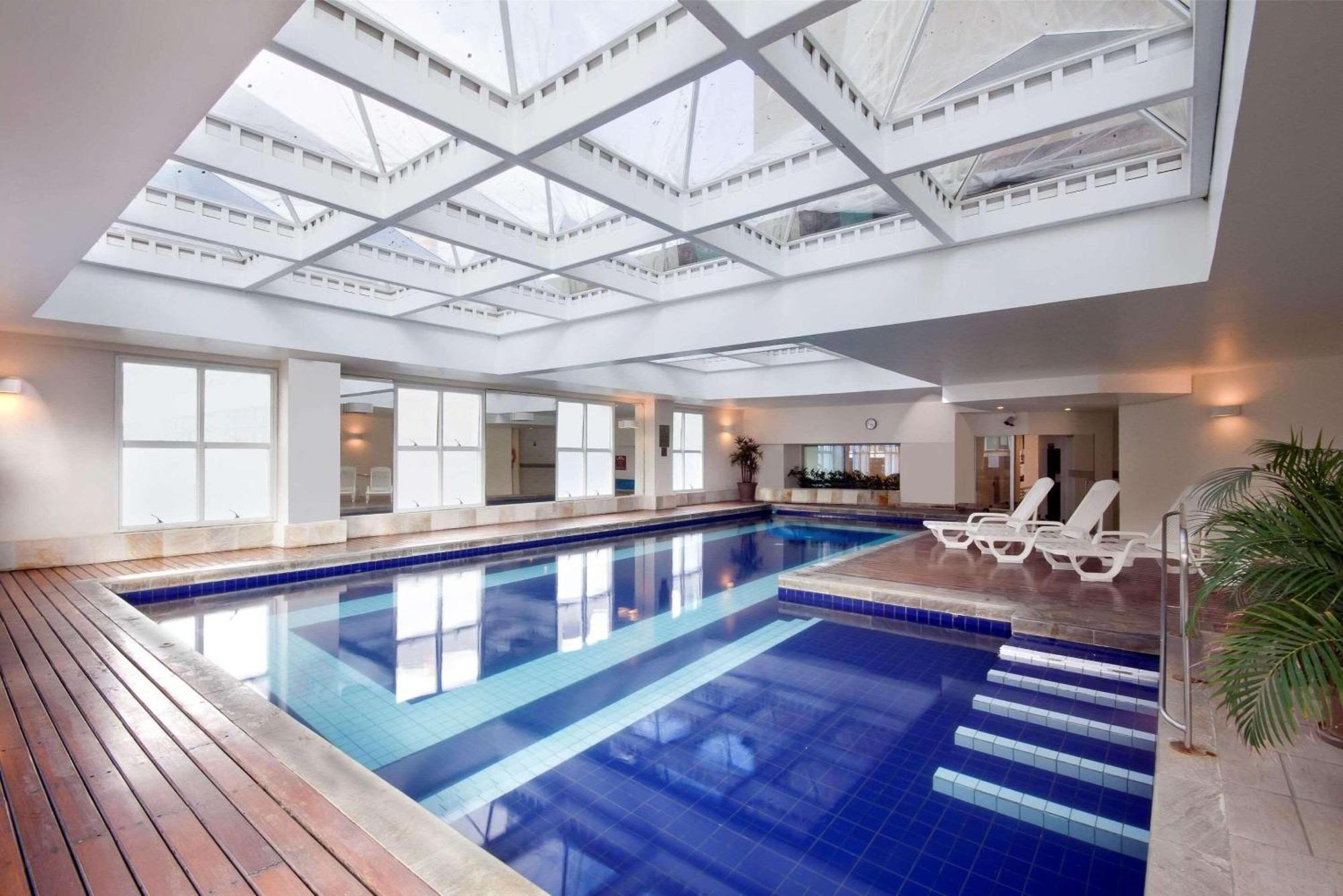 Radisson Alphaville Barueri Exterior foto The pool at the hotel